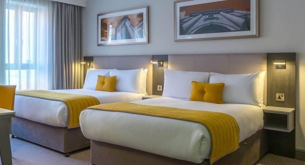 EXECUTIVE, KING BED