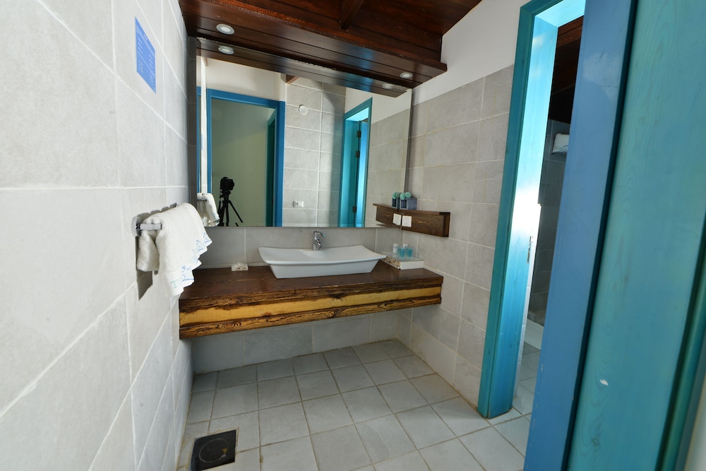 Turquoise Beach Resort Tyre 50/50