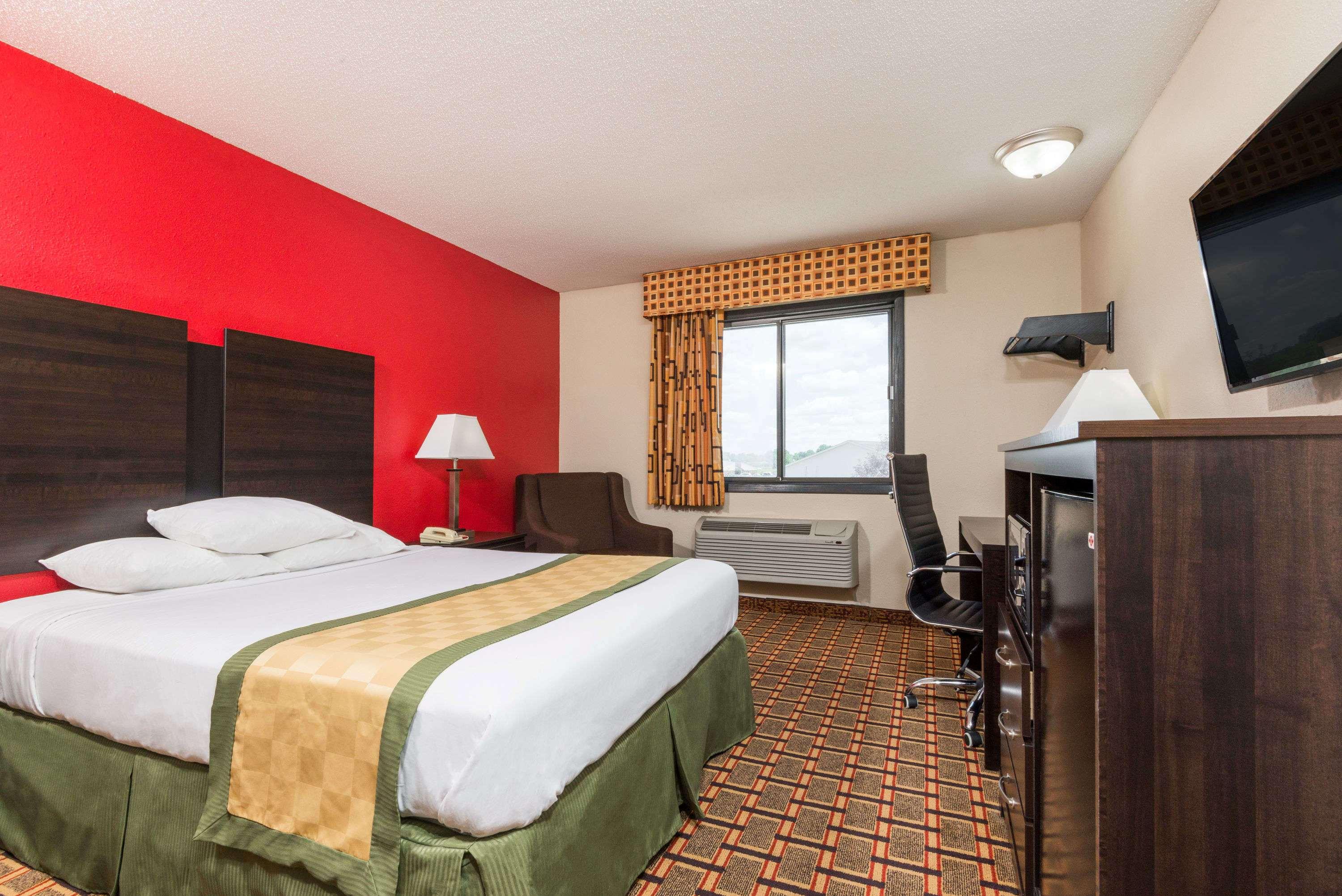 غرفة بسرير كوين، Days Inn By Wyndham Muncie -Ball State University 2/2