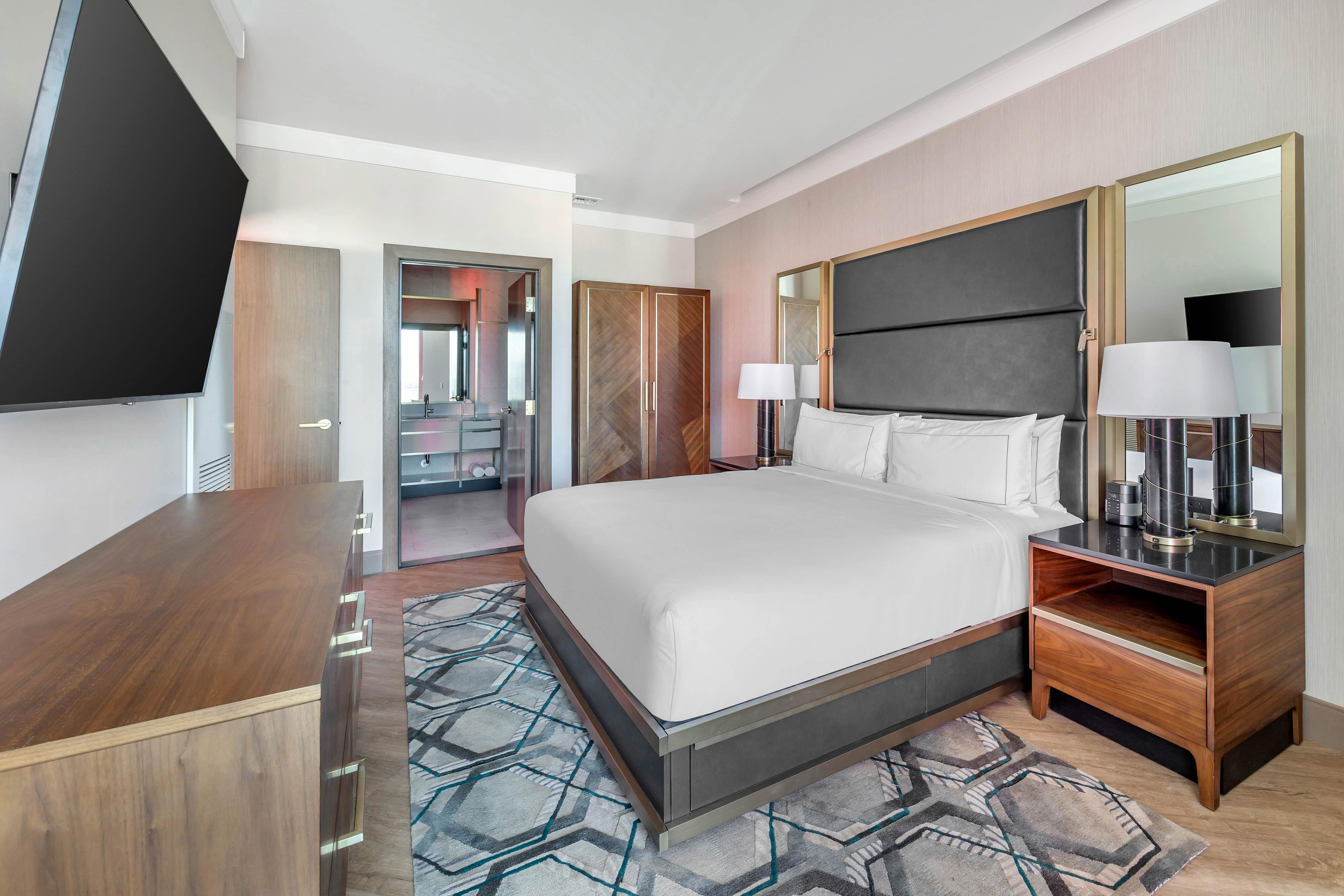 2 BEDROOMS, ENTERTAINMENT PLUS, SUITE, 2 KING BEDS, ACCESSIBLE
