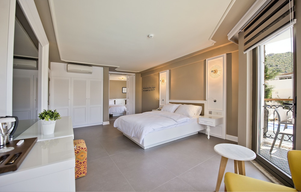 Superior, Suite, 2 Double Beds, Pool and Sea View