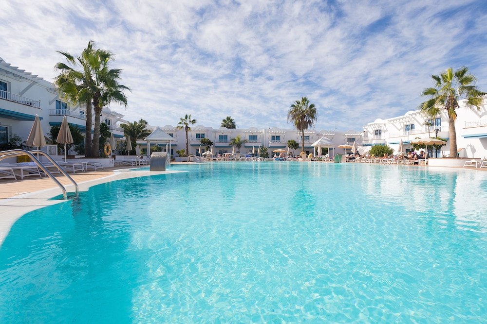 ARENA BEACH HOTEL 4/65