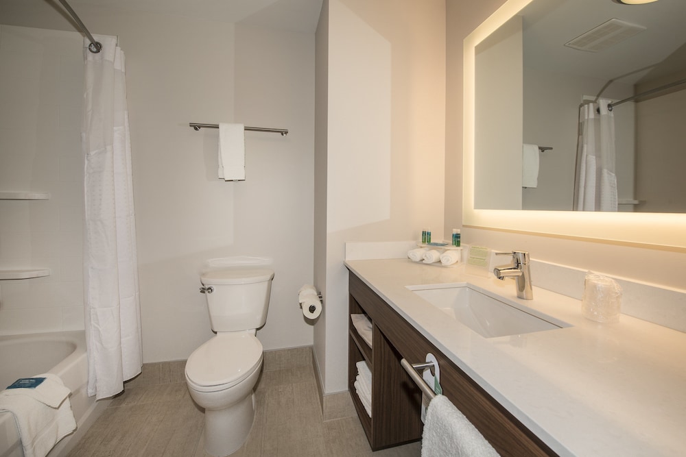 Holiday Inn Express And Suites Victoria Colwood 20/67