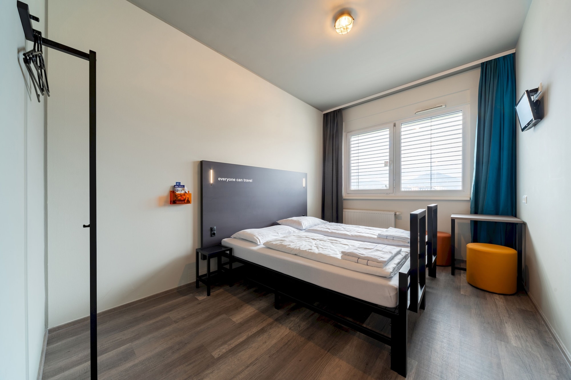 ROOM, TWIN BEDS