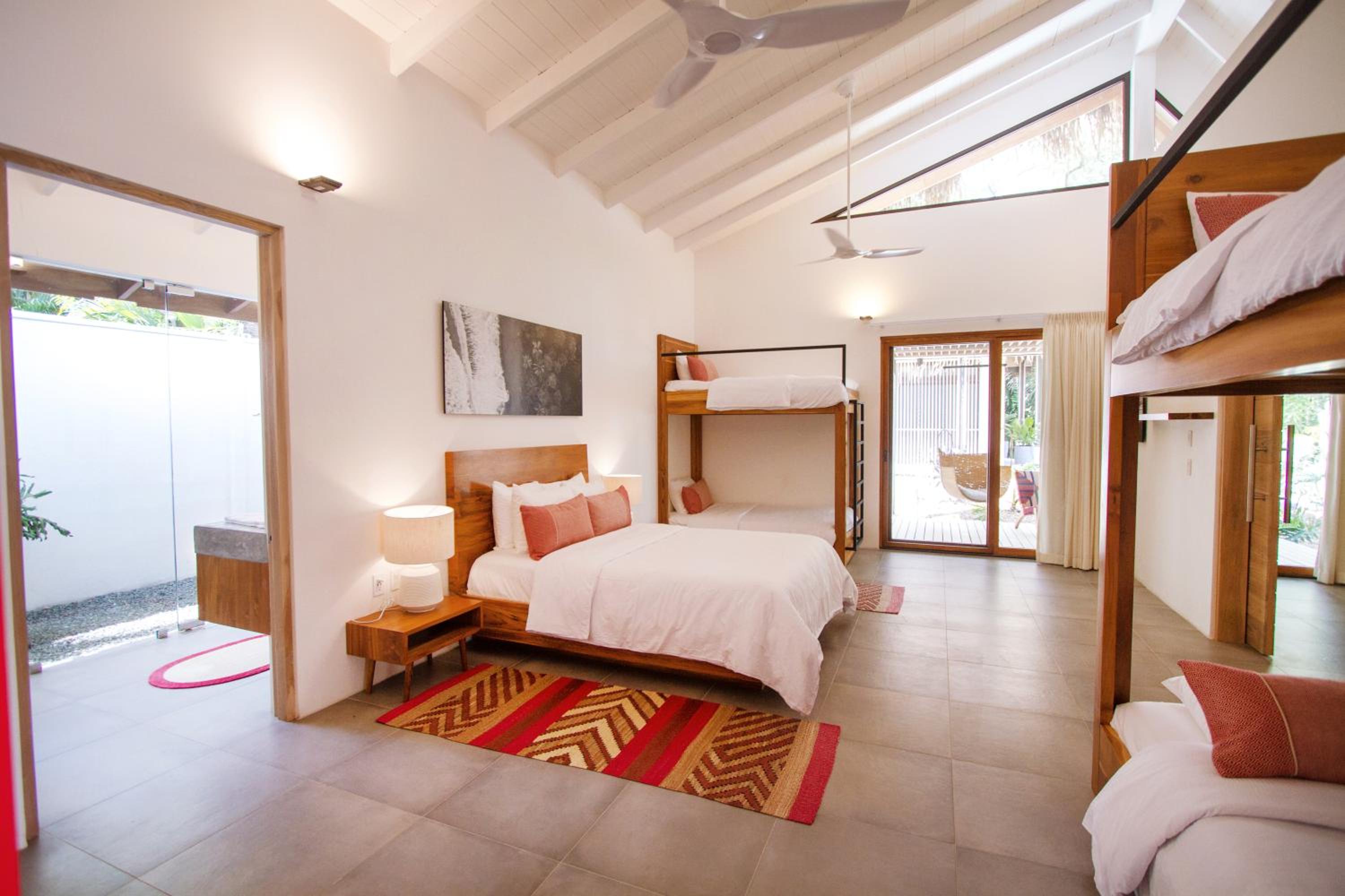 Surf, Suite, 1 Queen and 4 Single Beds