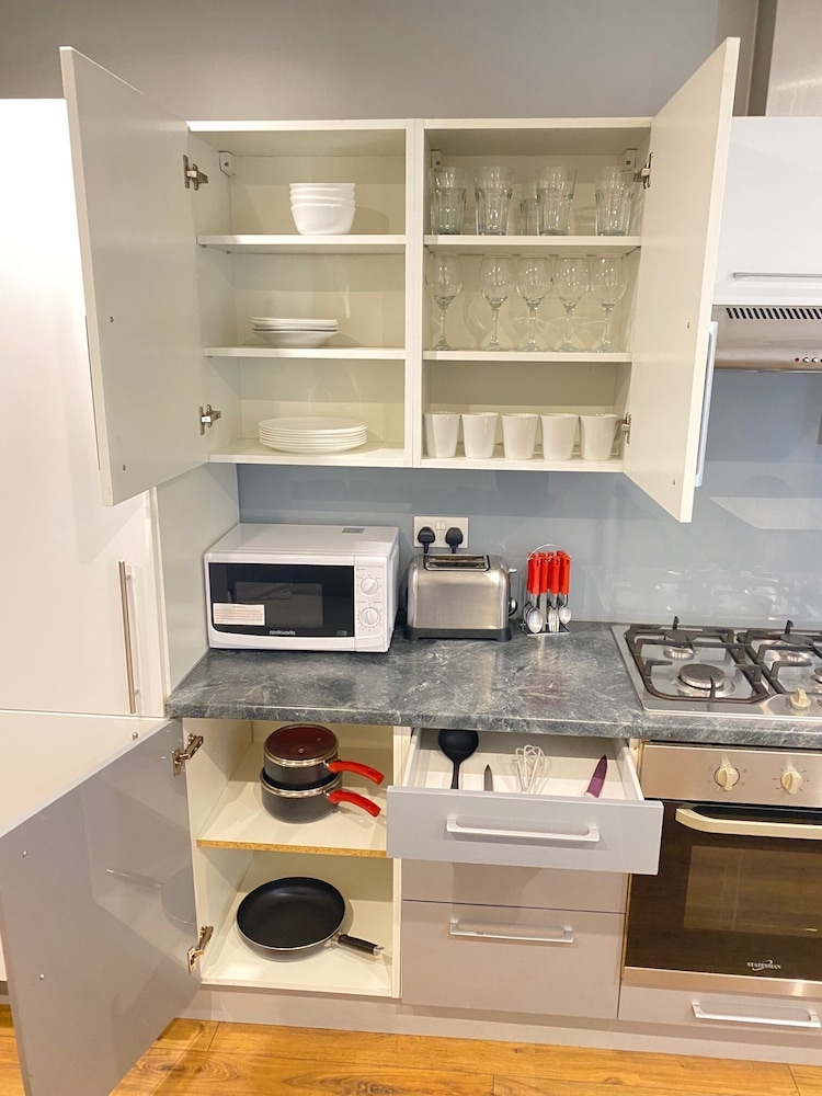 Easy Lets - Showcase Apartments 30/45