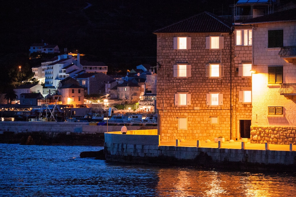 Mira Seafront Guesthouse 36/46