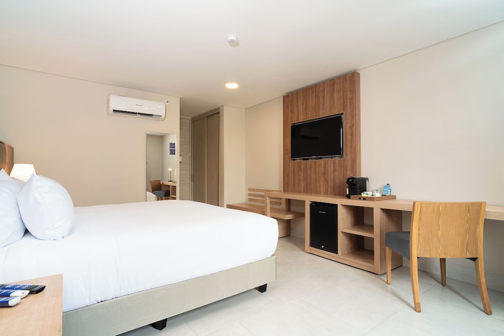 ROOM, KING BED, BALCONY