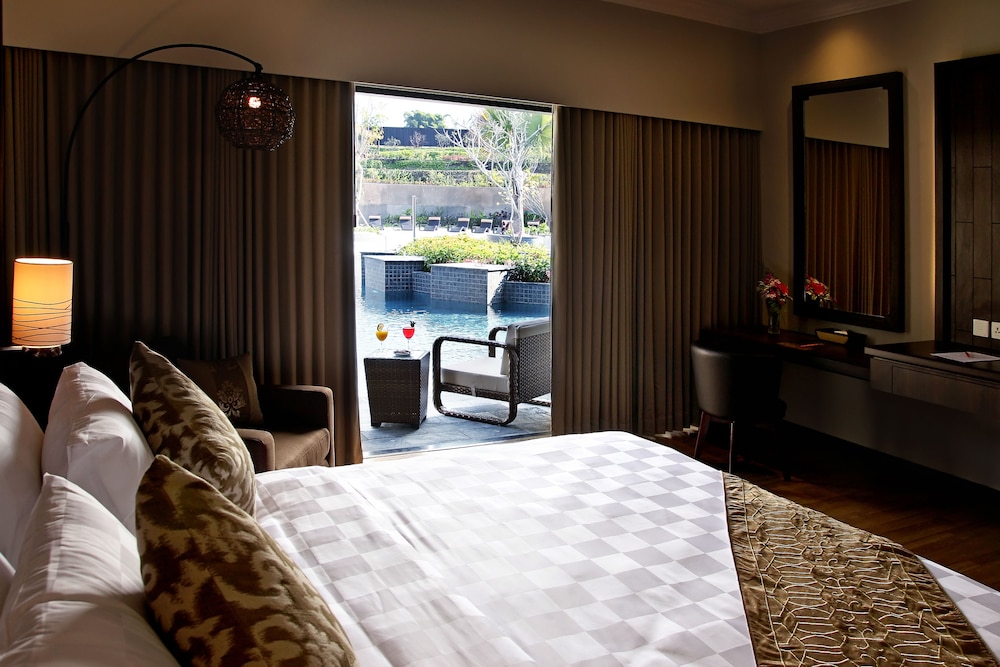 Room, Pool Access