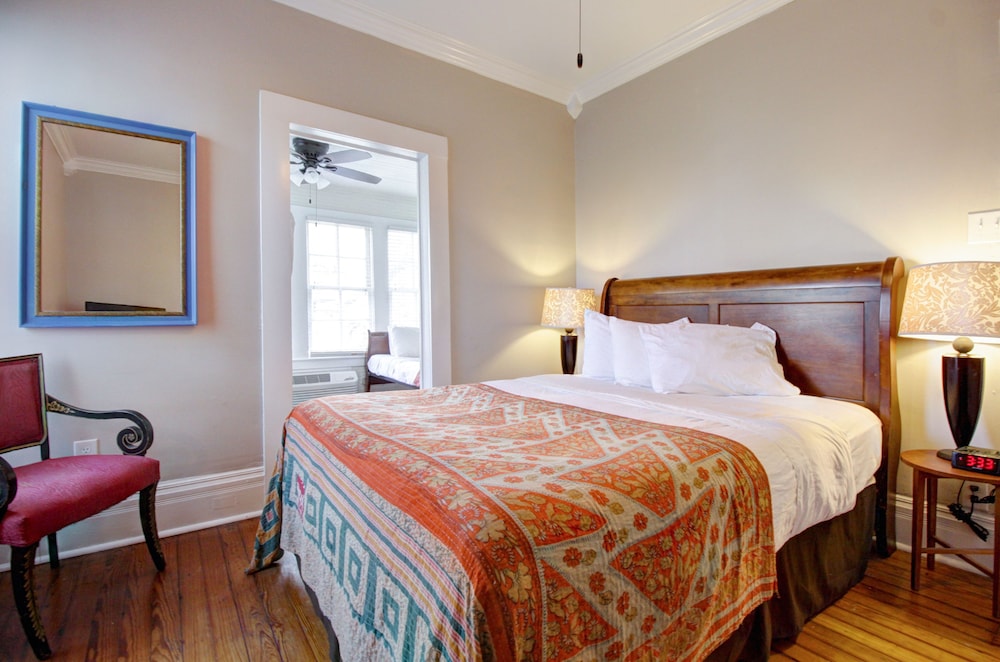 SUITE, MULTIPLE BEDS
