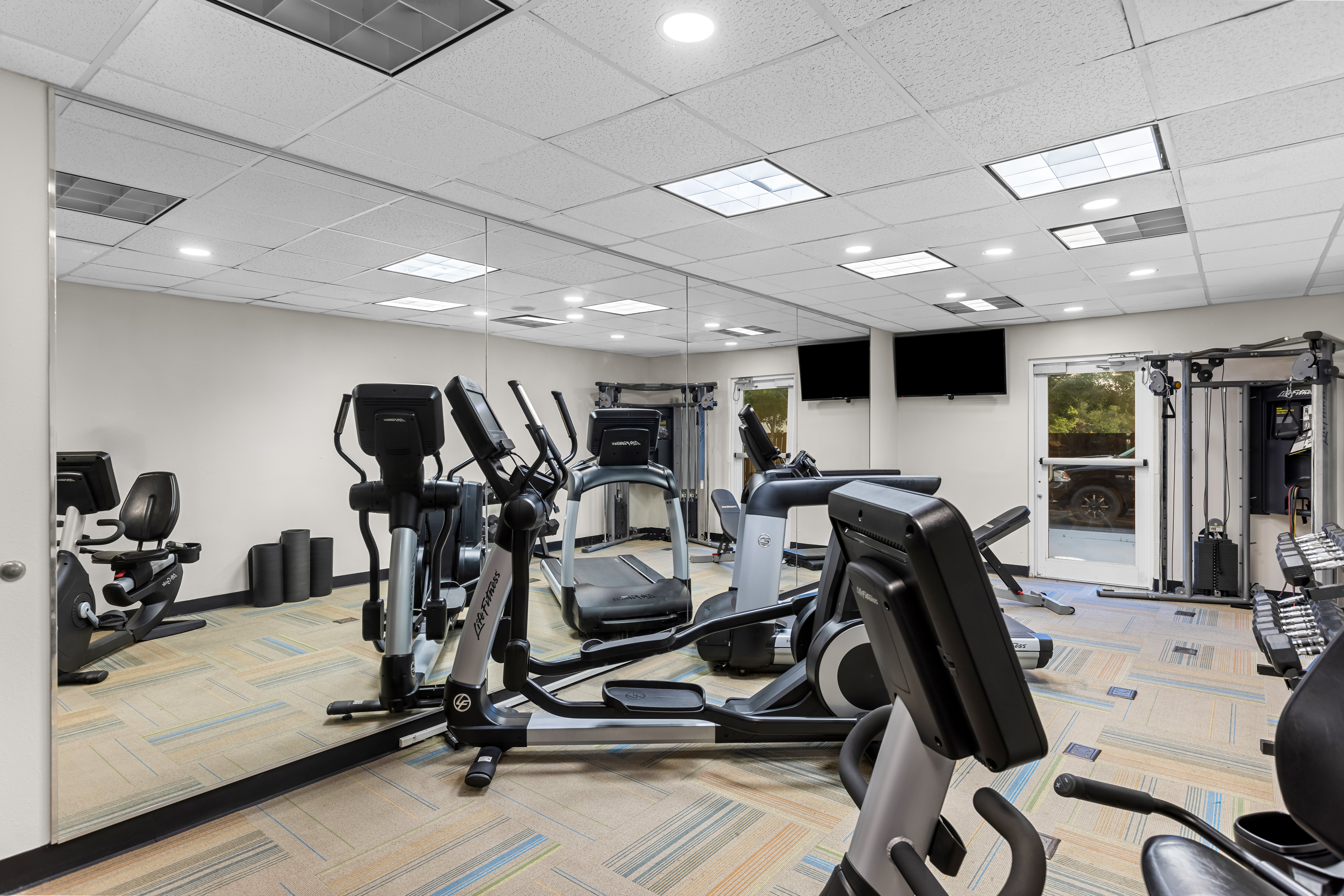 Holiday Inn Express Hotel Suites Savannah Midtown 32/81