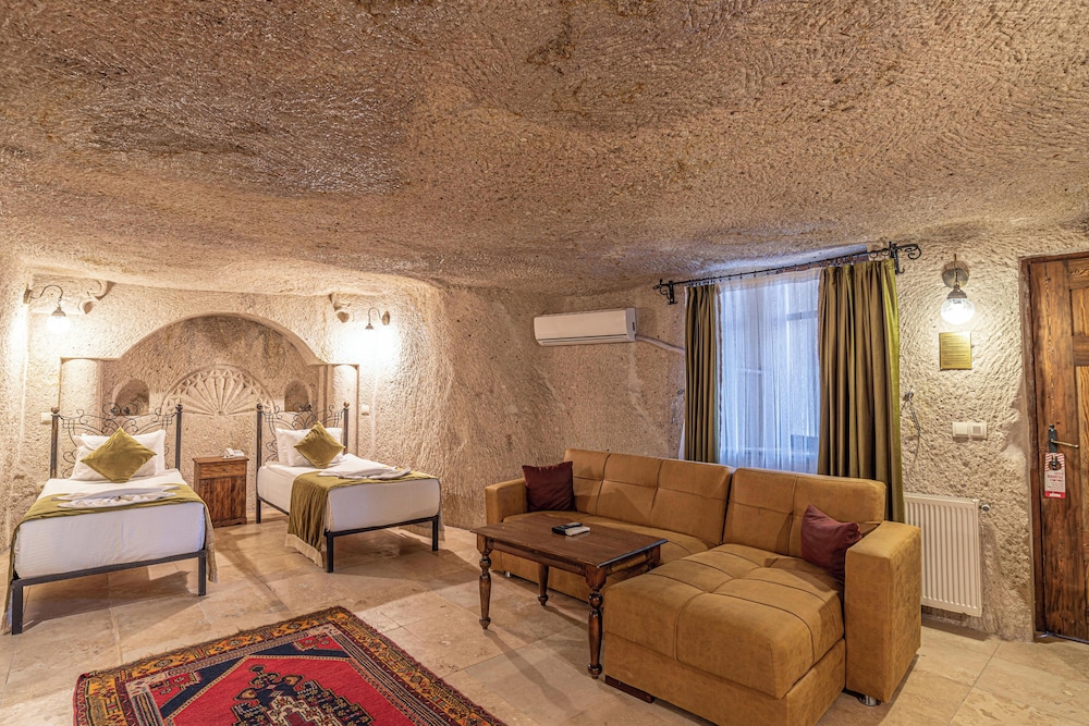 Elegance Cave Suites 30/47
