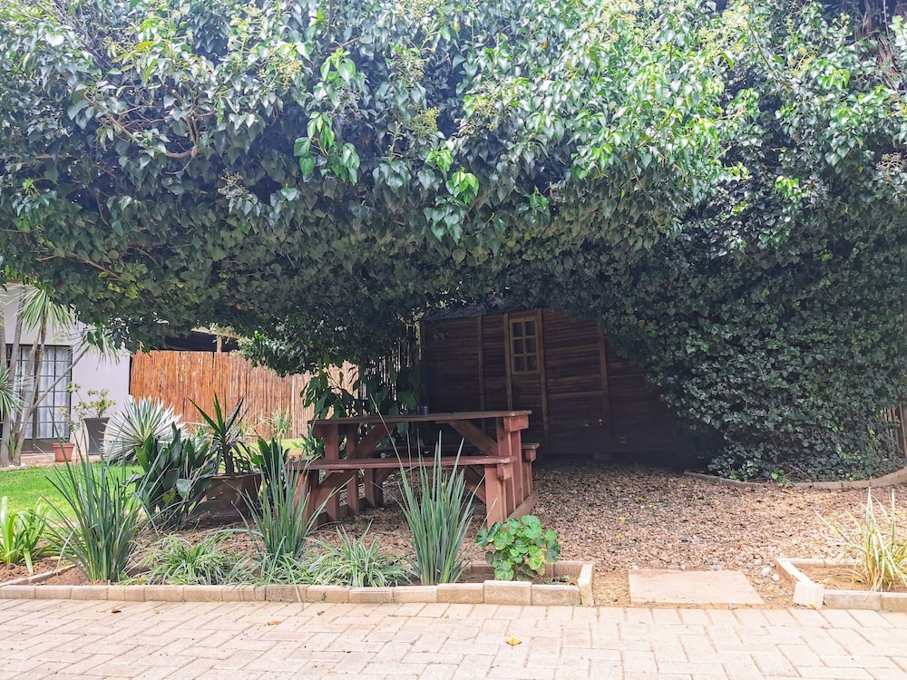Aerotropolis Guest Lodge 40/50
