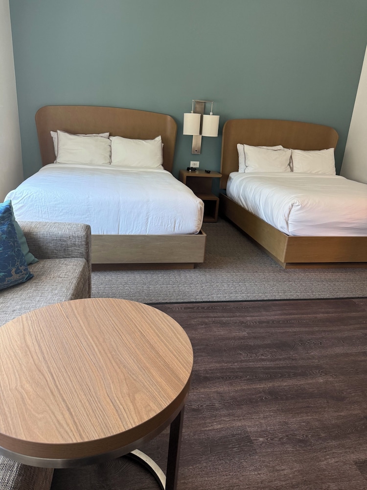 studio, 2 queen beds