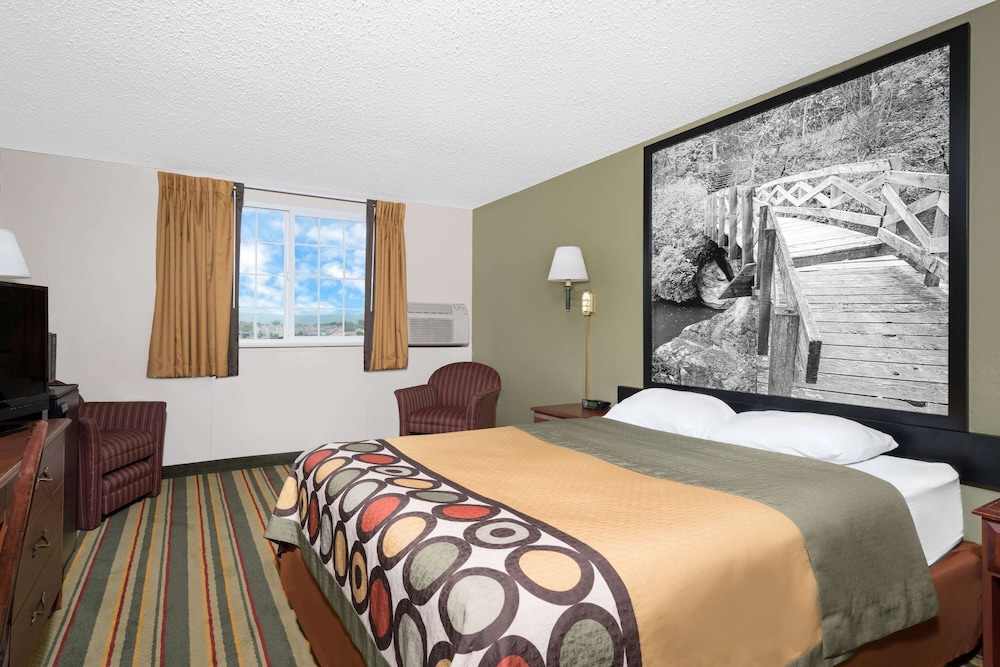Super 8 by Wyndham Winona MN 13/32