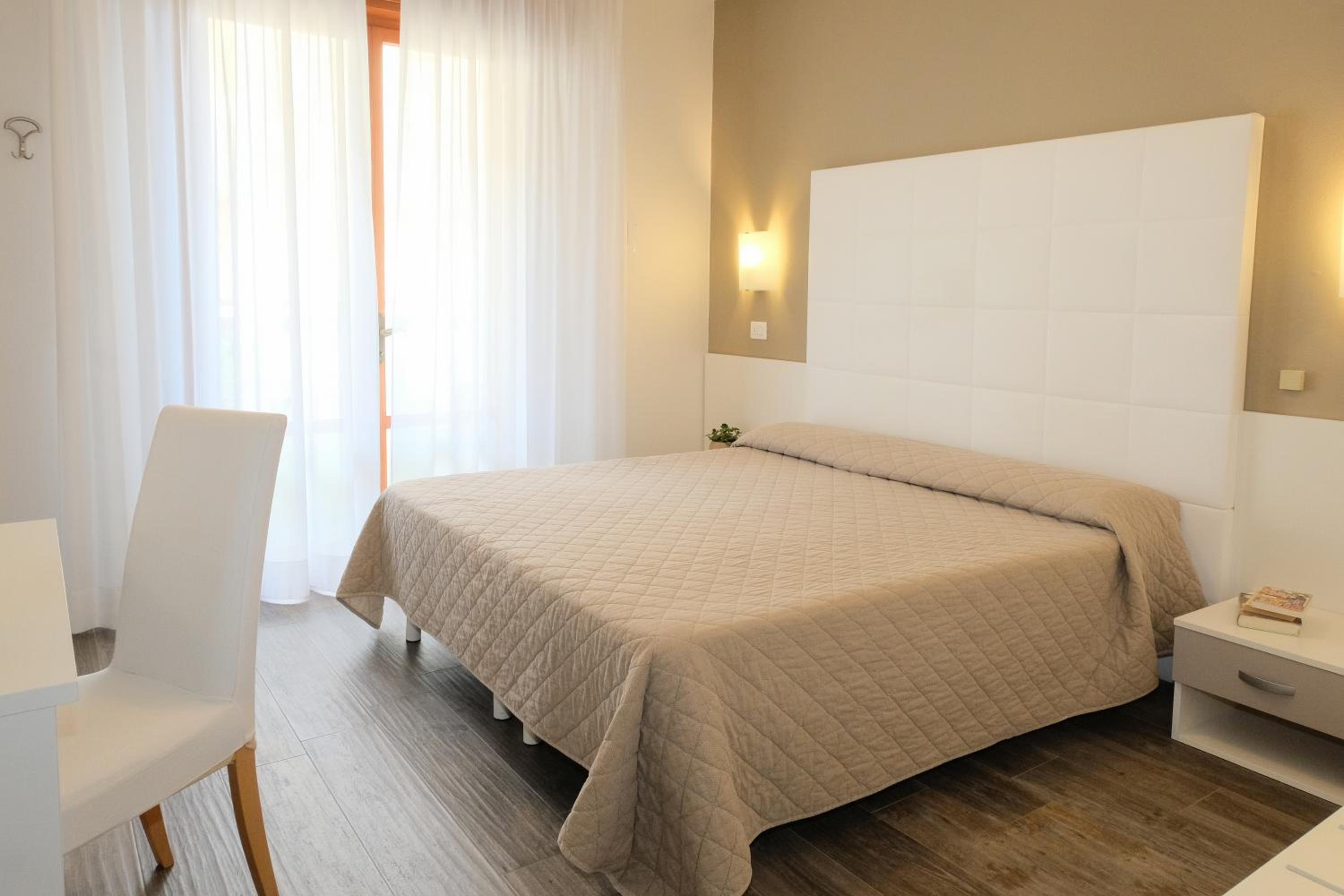 Comfort, Double or Twin Bed, Lateral Side Sea View
