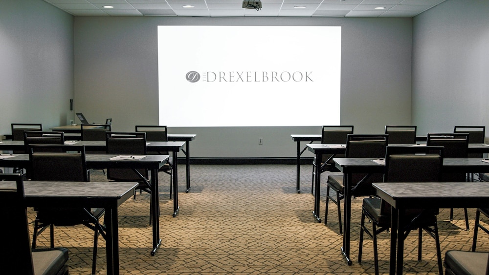 Holiday Inn And Suites Philadelphia W Drexel Hill 42/50
