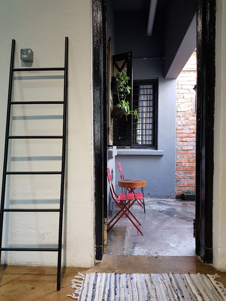 The Brownstone Hostel & Space 31/50