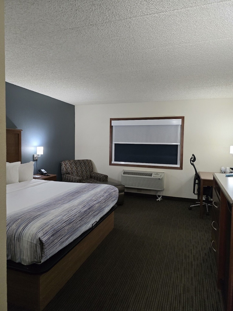 AmericInn by Wyndham Windsor Ft. Collins 27/62