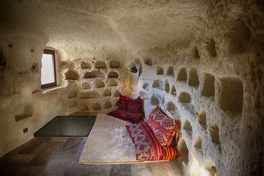 1811 Cave Hotel 21/50