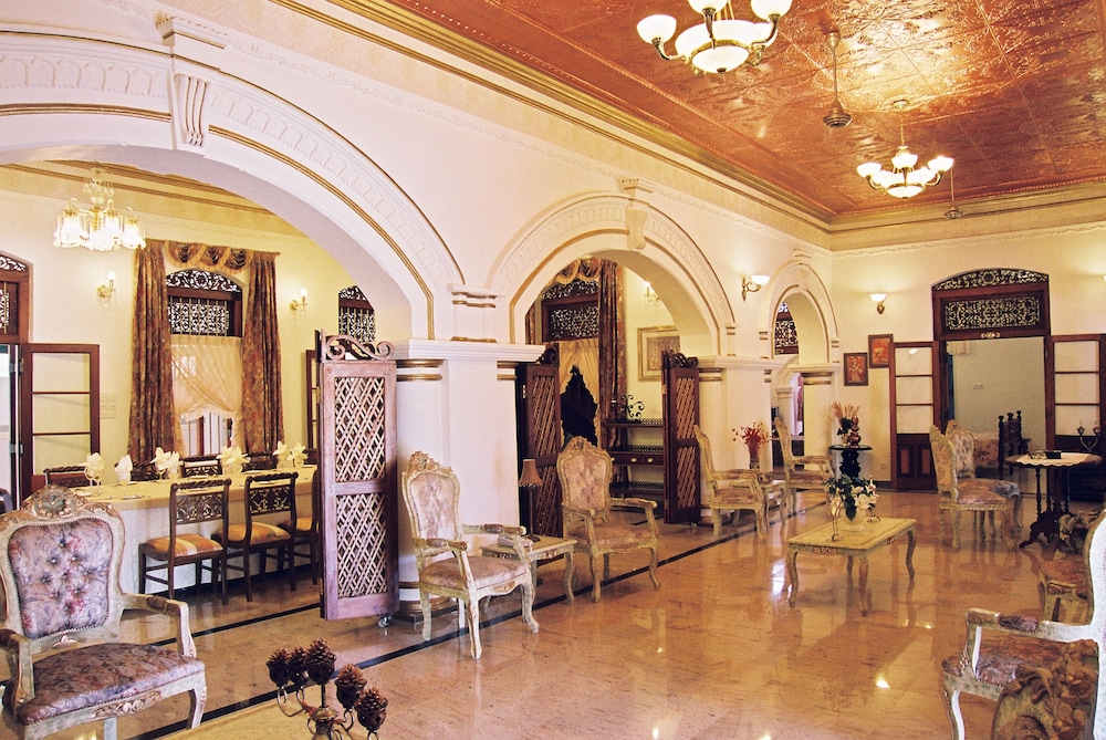 Manor House Boutique 34/50
