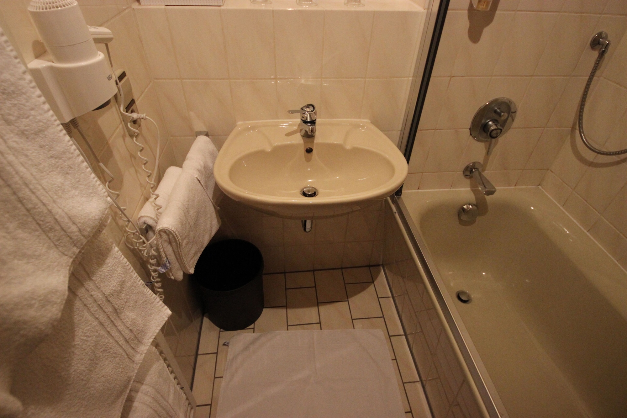 غرفة عصرية عائلية بسرير مزدوج وسرير فردي بشرفة، Hotel Waldblick 9/10