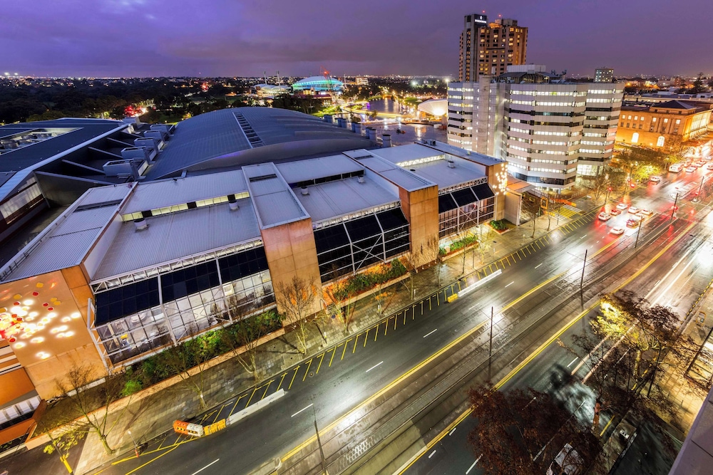 Oaks Embassy Adelaide Suites 3/64