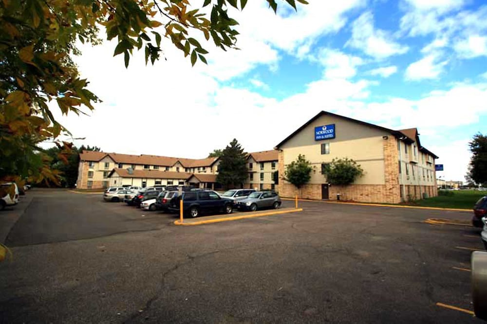 Norwood Inn Suites Roseville 1/30