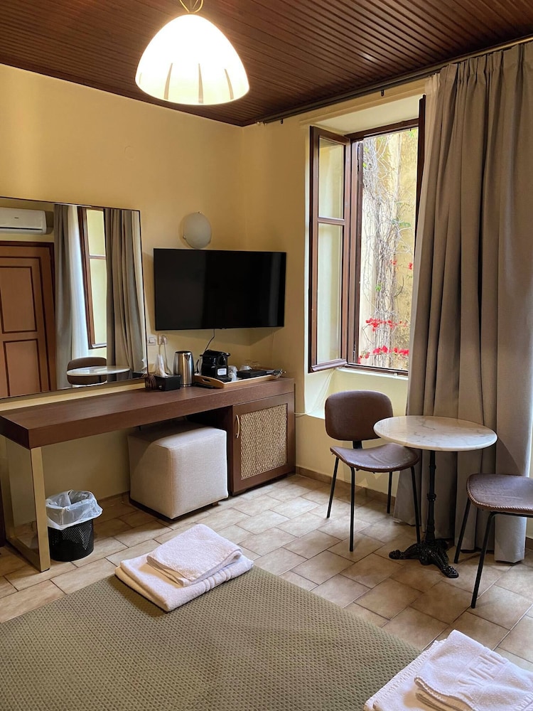Helena Hotel 36/50