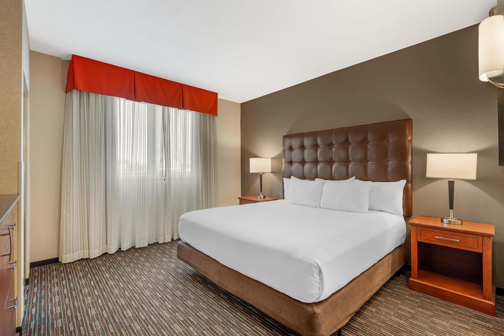 2 Rooms, Me, Suite, King Bed, Sofa, Bathtub, Accessible