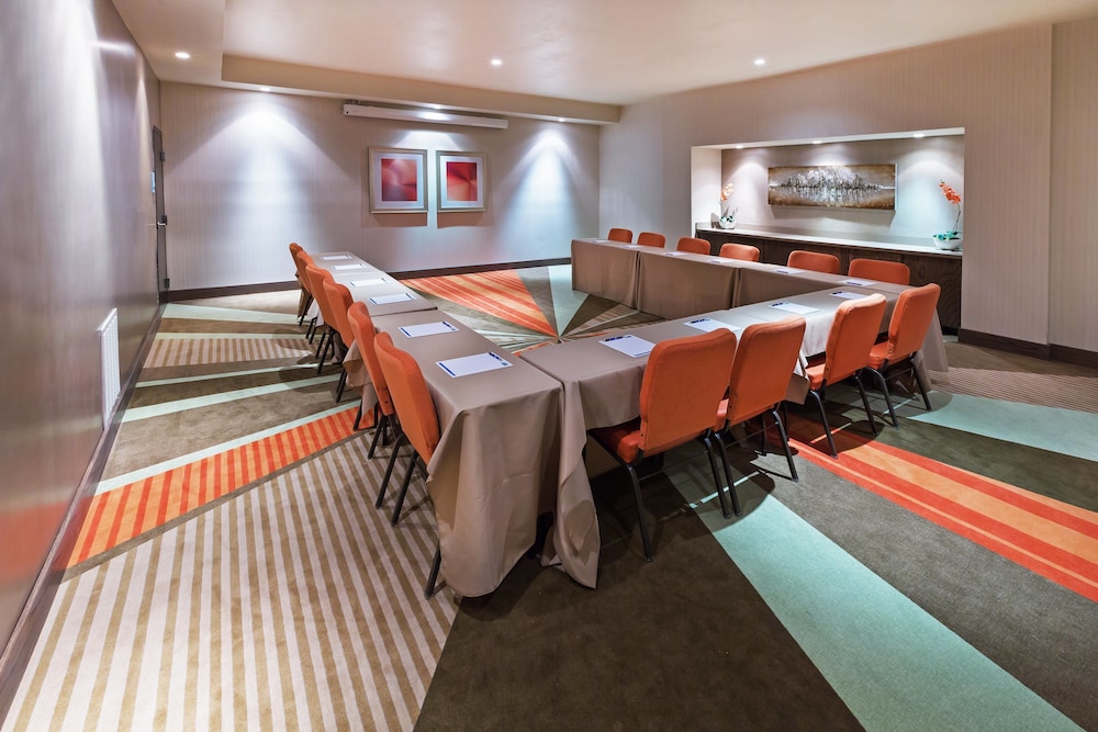 Holiday Inn Express Frisco Legacy Park Area 46/52
