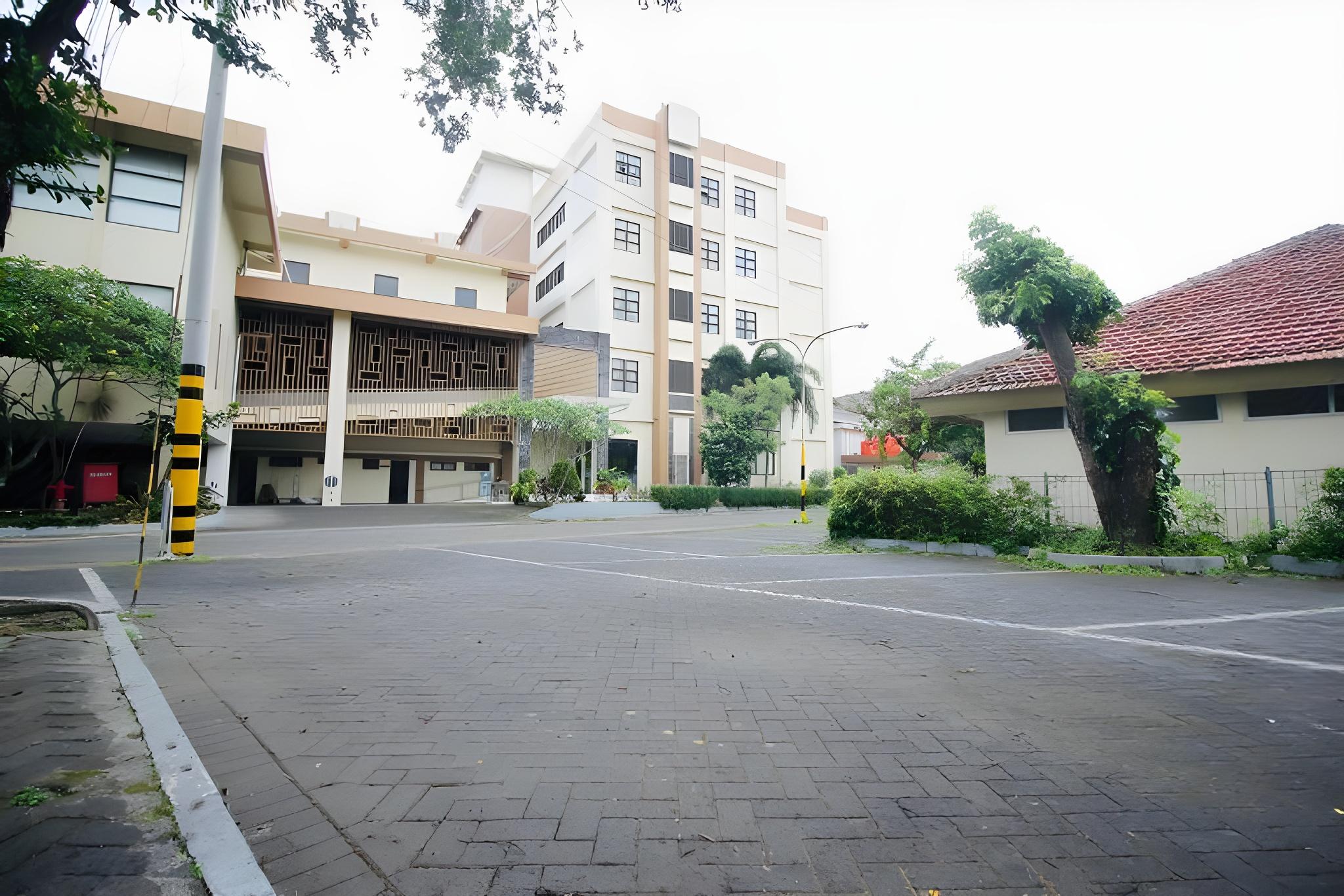 UNY HOTEL 23/24