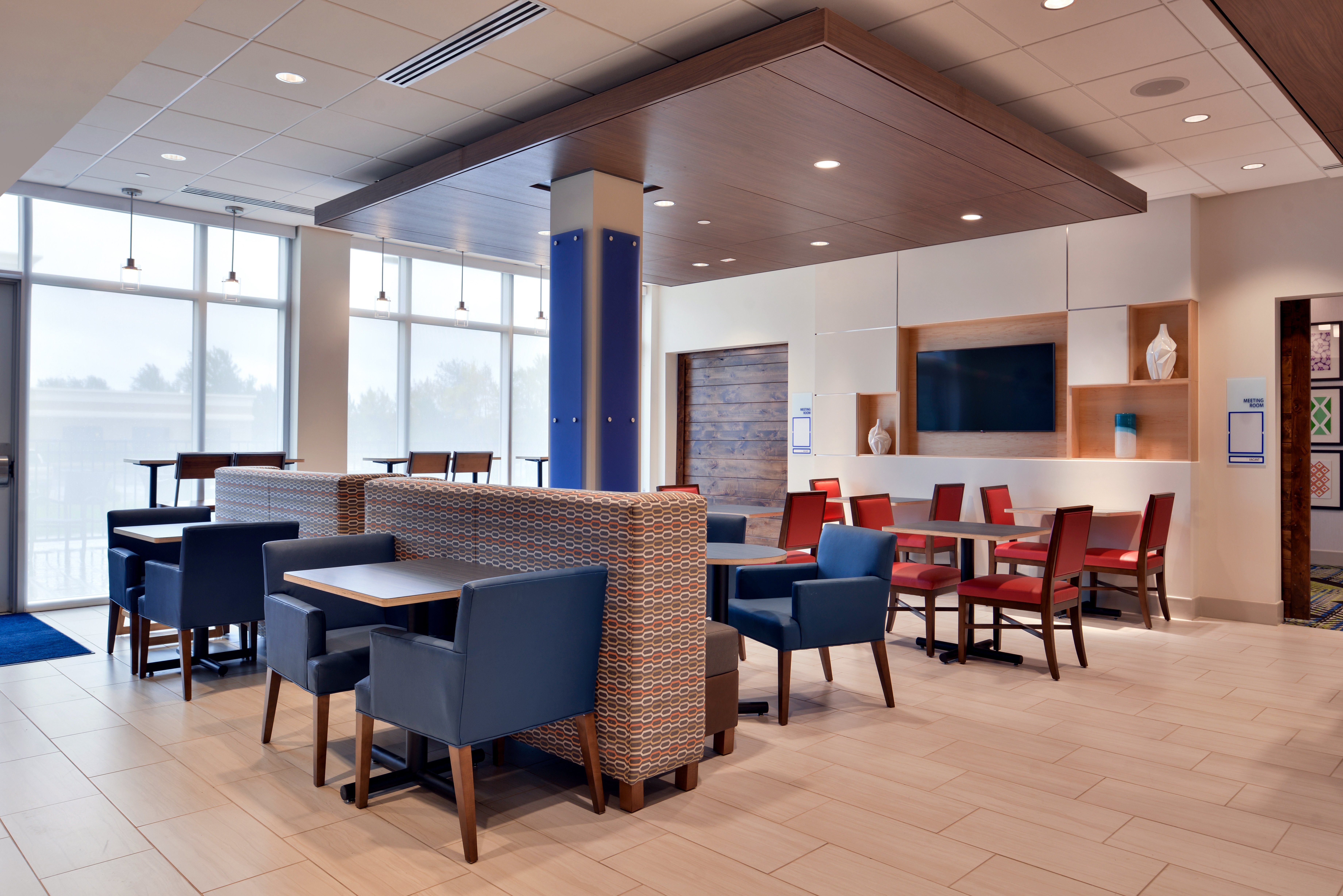 Holiday Inn Express Suites Marshalltown 38/48