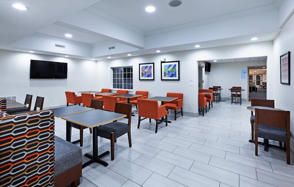 Holiday Inn Express Hotel Suites Jenks 57/72