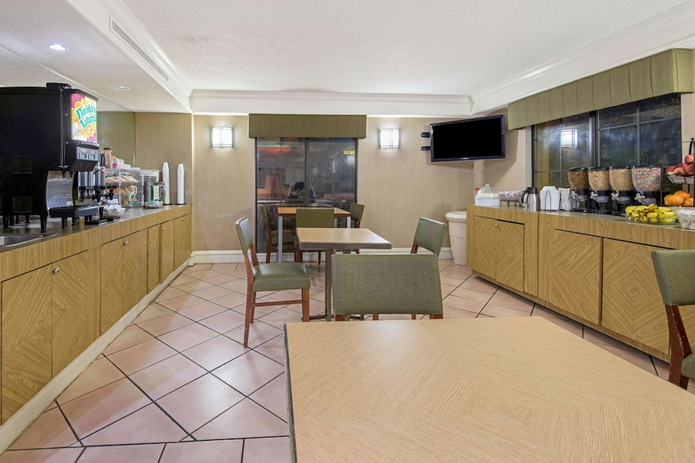 La Quinta Inn San Antonio I 35 N At Rittiman Road 9/46