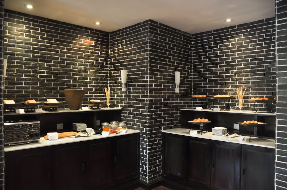 THE PRIVILEGE FLOOR BY LOTUS BLANC 17/40