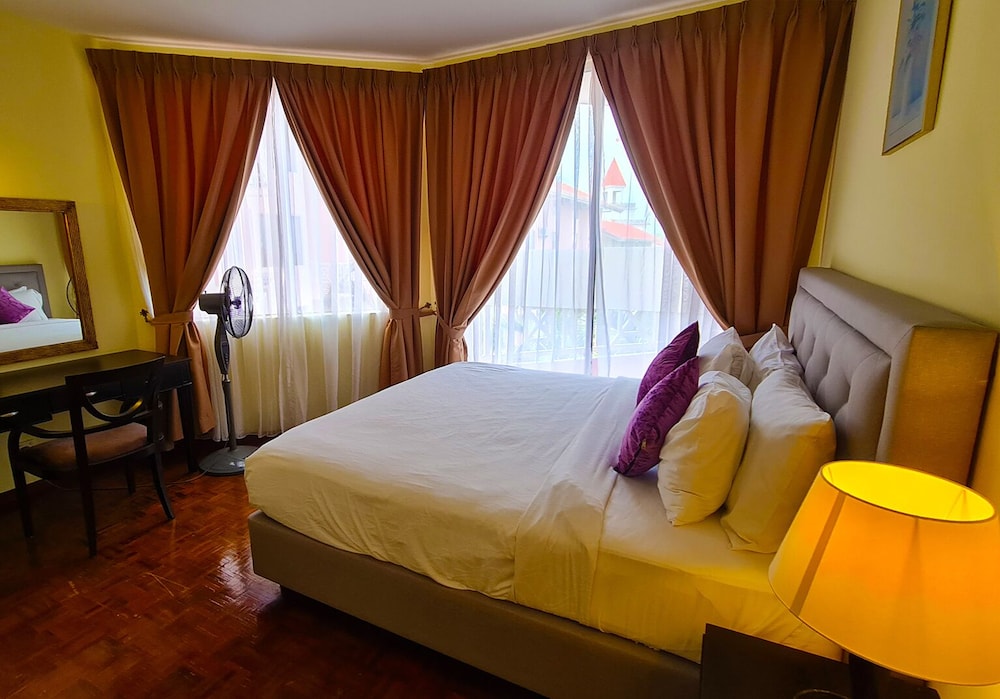 3 Bedrooms, Splash, Master, Suite, 1 King and 1 Single Beds, 1 Queen and 1 Single Bed, Water Park View