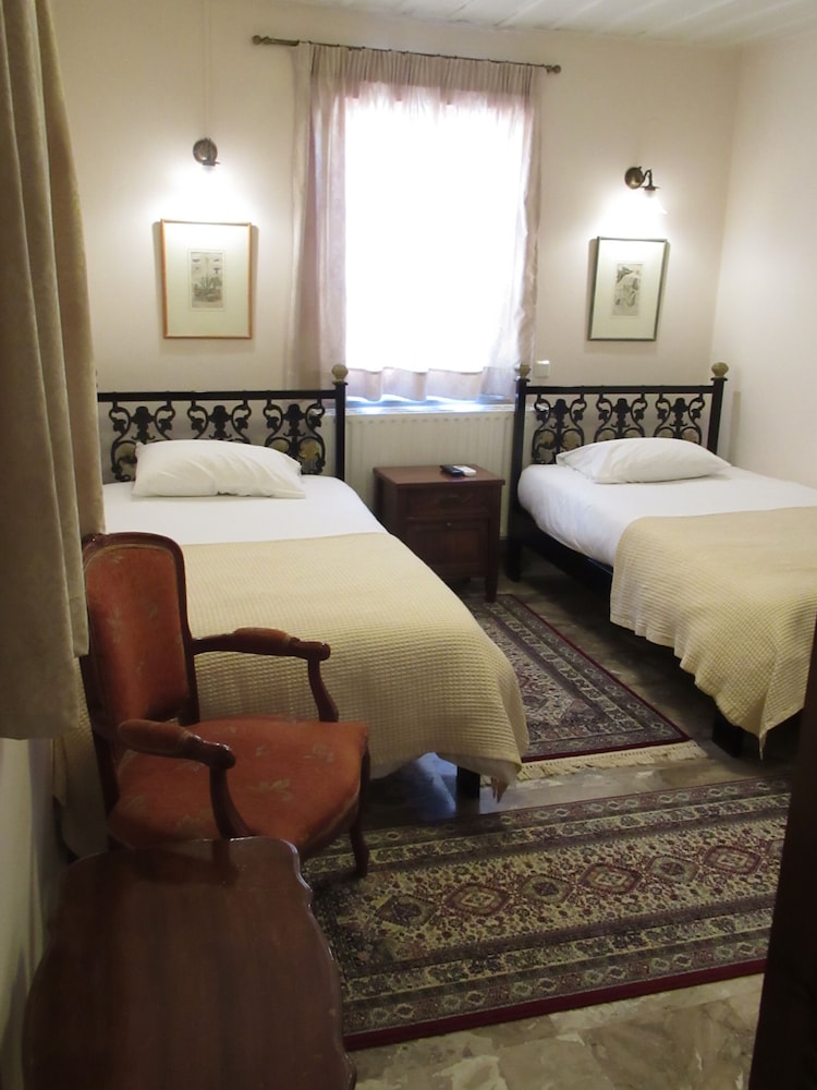 BYRON HOTEL 34/72