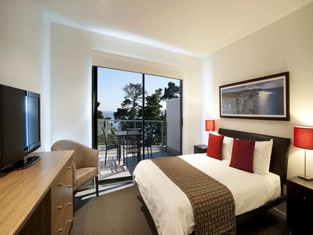 The Waves Serviced Apartments 24/52
