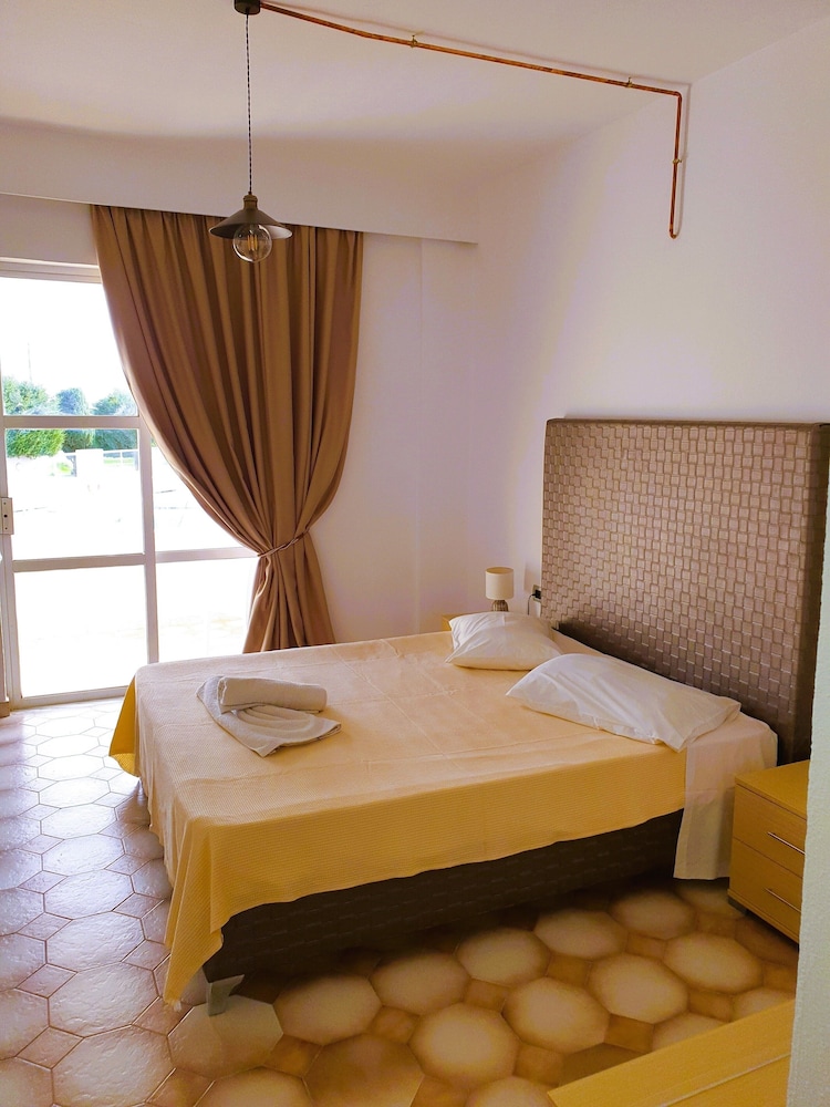 Maroula Blue Studios And Suites 20/70