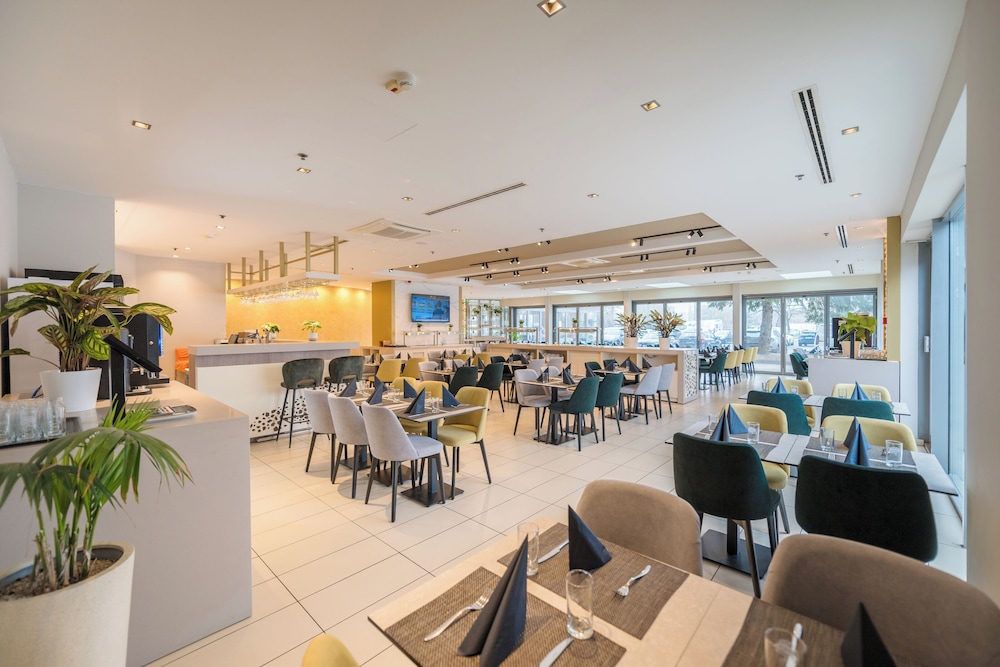 Expo Tower Hotel by Mellow Mood Hotels 76/82