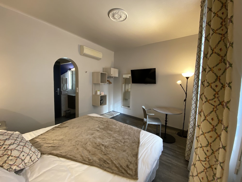 غرفة قياسية بسرير كوين في الطابق الأرضي، Majestic Hotel 10/10