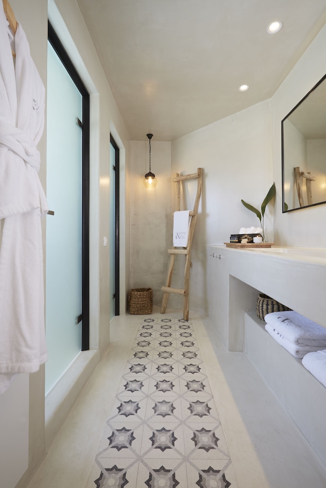 White And Co. La Torre Suites 49/50