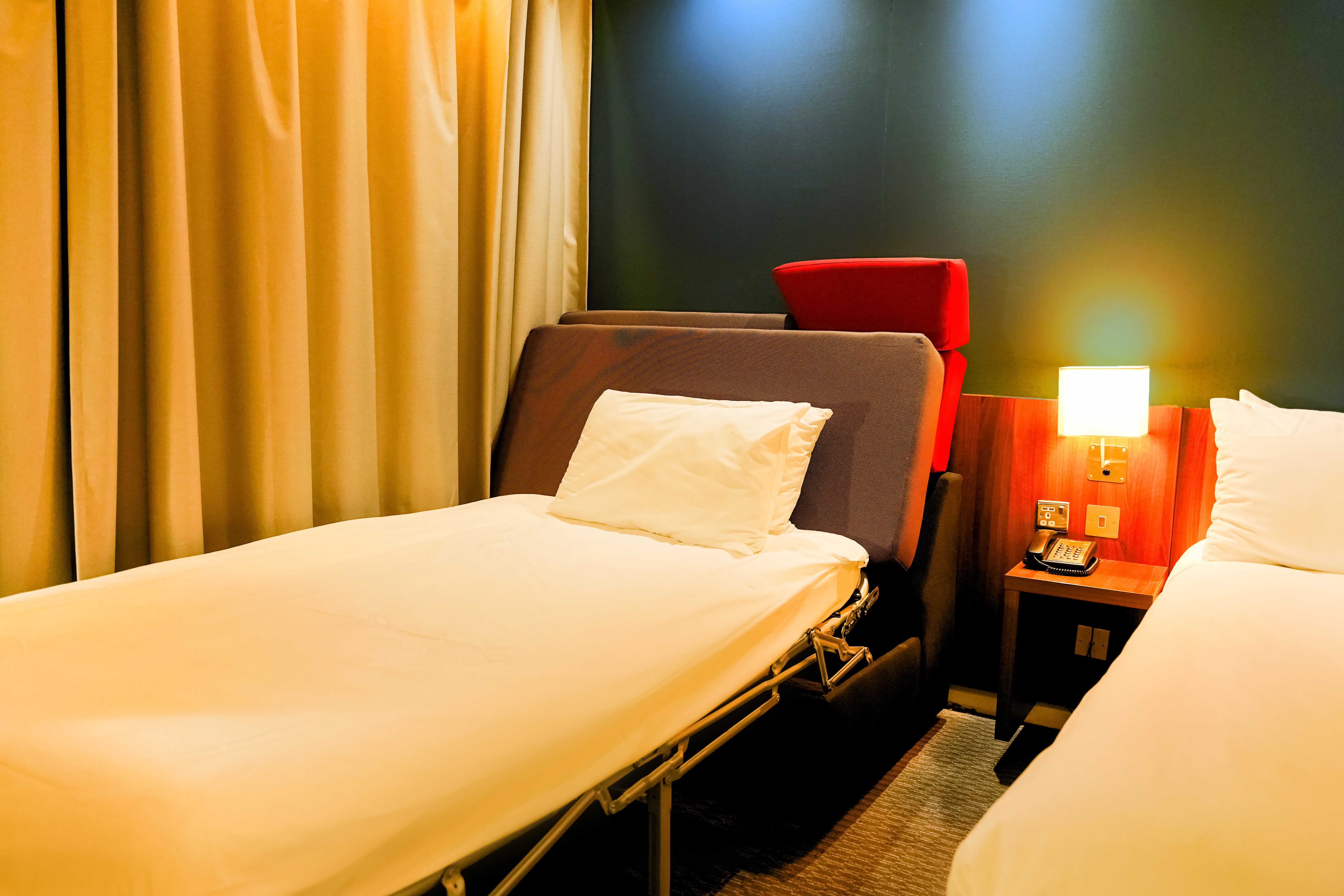 HOLIDAY INN EXPRESS HARLOW 45/74