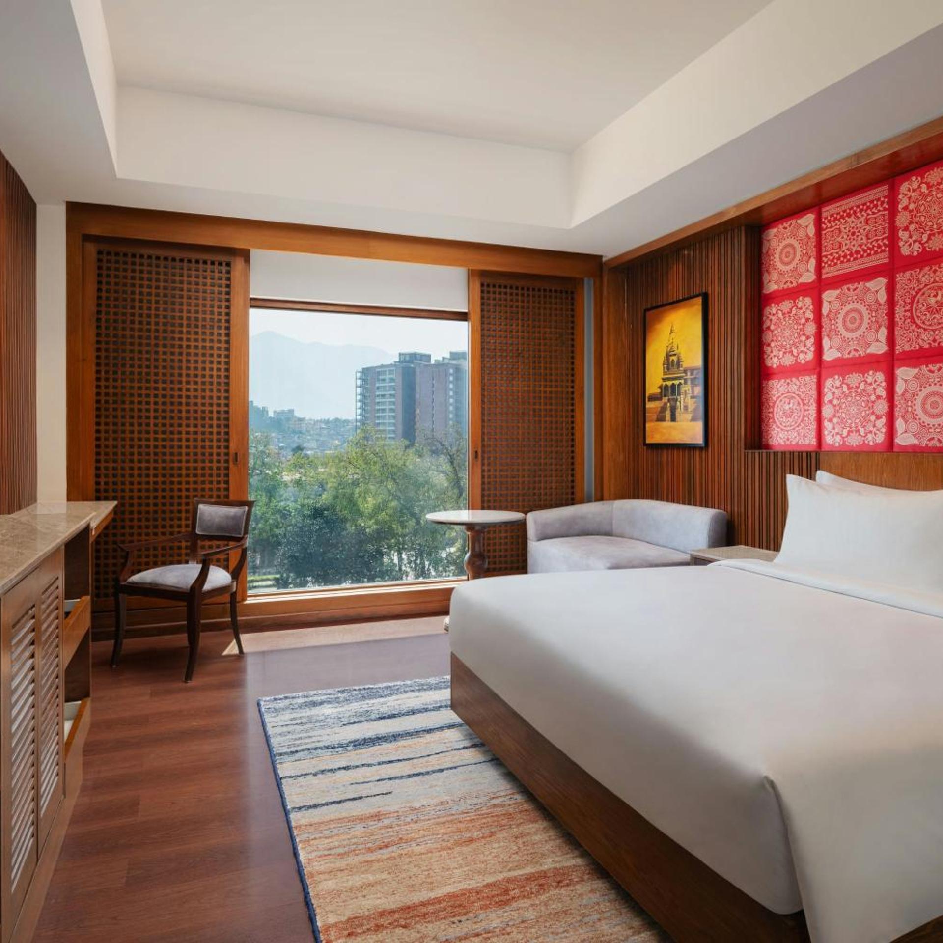 Club, King Bed, Garden View