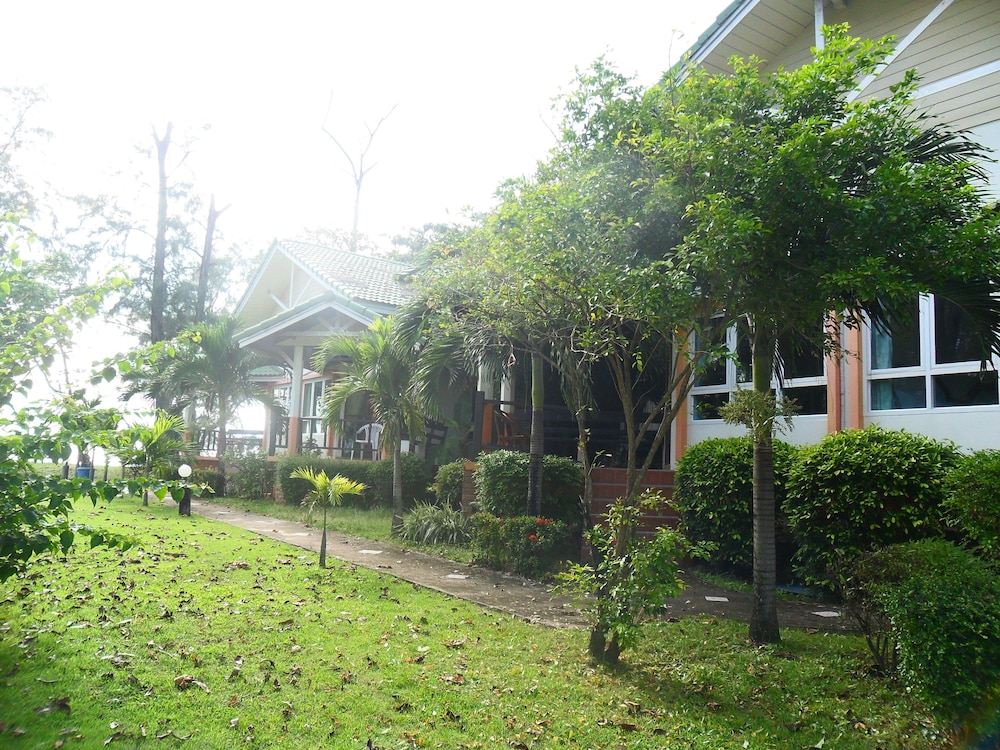 Lanta Palm Beach Resort 54/60