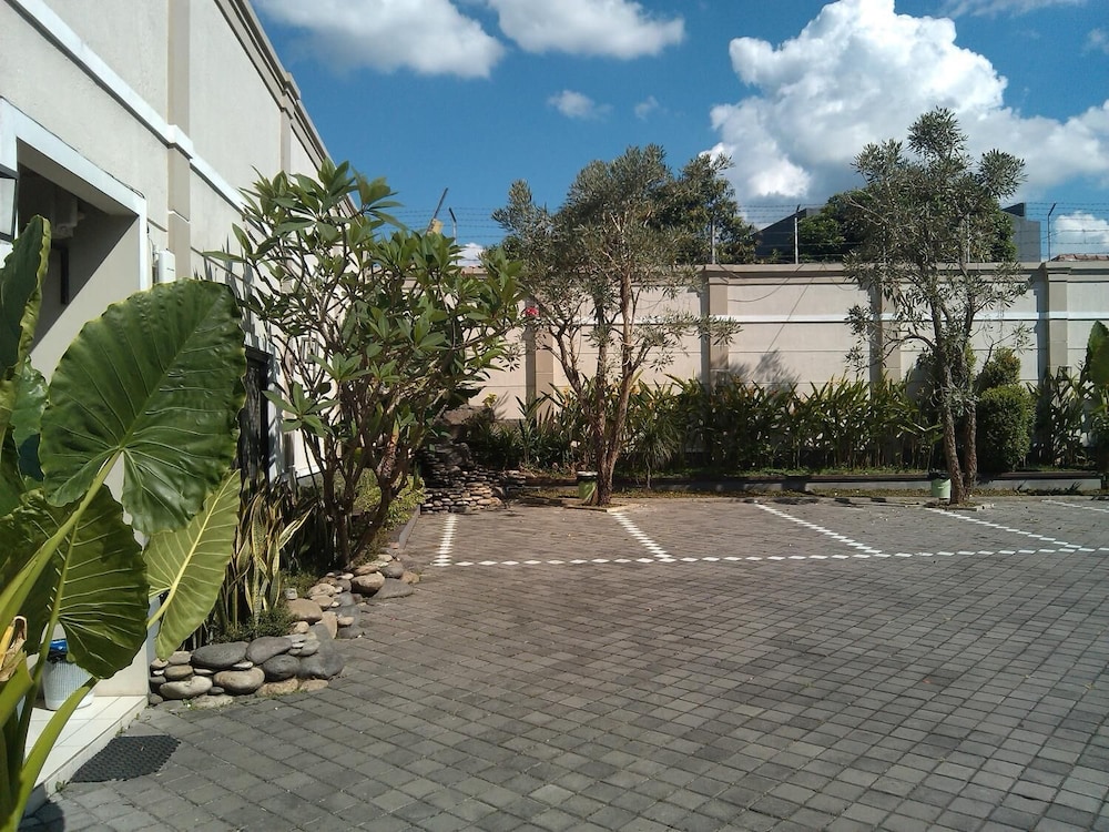 C3 Hotel Ungaran 31/33