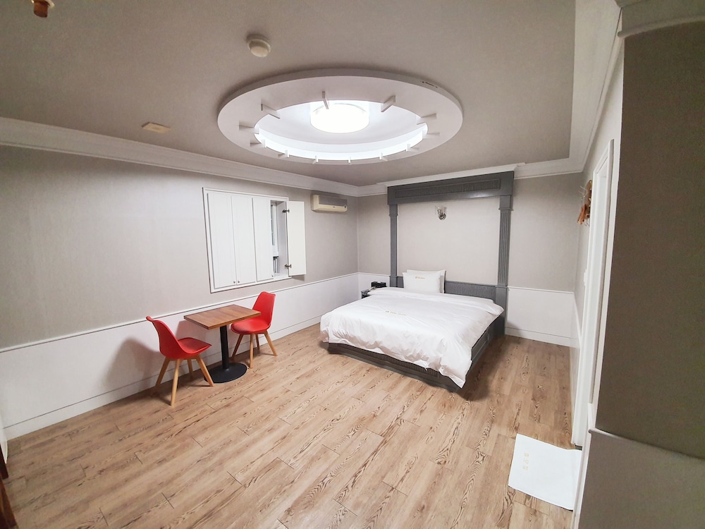 Hill Motel 13/31