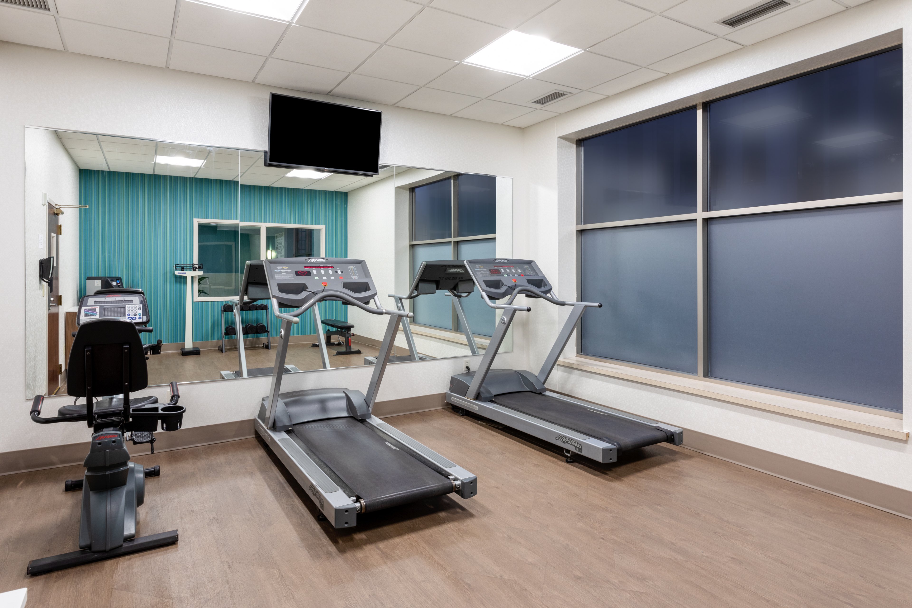 Holiday Inn Express Suites Minneapolis Downtown 37/57