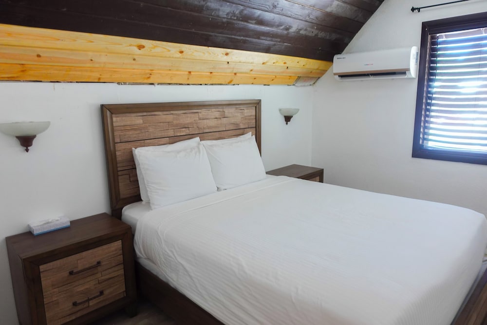 Sleepy Hollow Cabins and Hotel 17/50